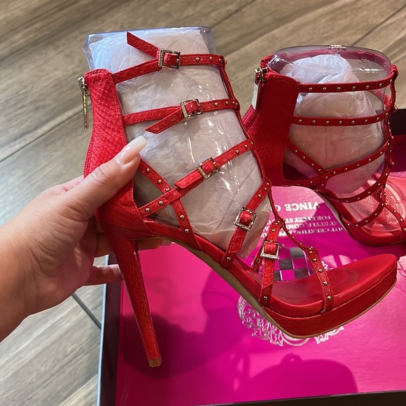 Red leather strapped heels - Picture 3 of 3